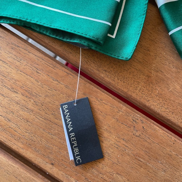 Banana Republic 100% silk scarf - Picture 3 of 5